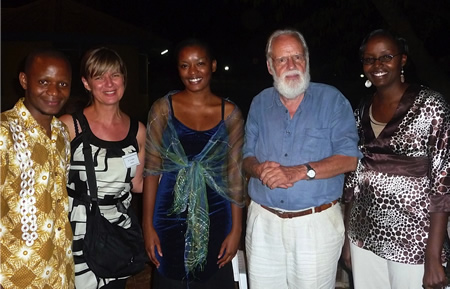 Prof.  Dr. Henning Grossmann mit Dr. Esther Mzumara und Dr. Kelvin Mponda aus Malawi, die sich in Ausbildung für Dermatologie und Venerologie befinden, bei der jährlichen CME-Fortbildung am RDTC in Moshi